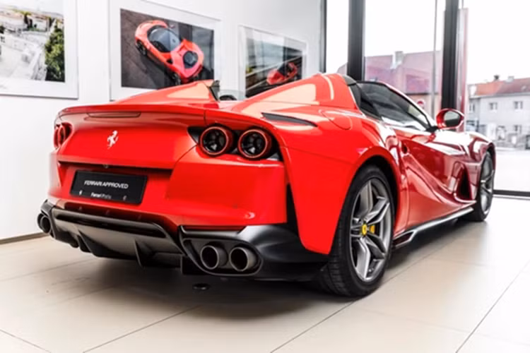 812 GTS là chiếc xe Ferrari V12 mui trần mạnh mẽ nhất có thể được mua một cách dễ dàng ở thời điểm hiện tại. Sử dụng động cơ V12, hút khí tự nhiên, dung tích 6.5 lít nên siêu xe mui trần của Ferrari 812 Superfast sở hữu công suất tối đa 789 mã lực đi cùng mô-men xoắn cực đại 718 Nm.