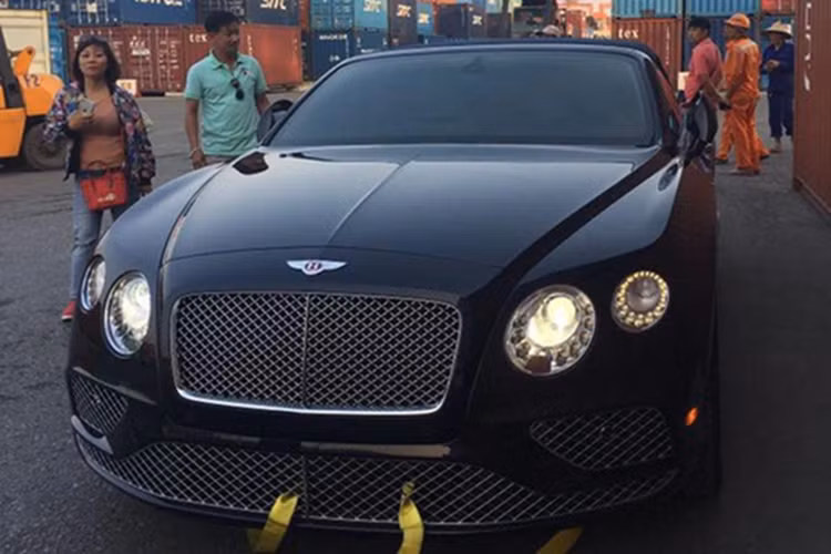 Động cơ kết hợp cùng hộp số tự động 8 cấp, nhờ đó, chiếc Coupe siêu sang Bentley Continental GT V8 thế hệ mới của doanh nhân Hải Phòng có thể đua nước rút từ vị trí xuất phát lên 100 km/h chỉ trong thời gian 4 giây trước khi đạt vận tốc tối đa 319 km/h.