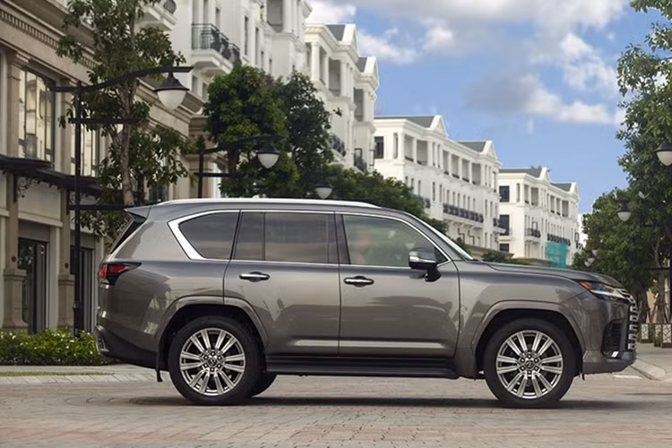 SUV hạng sang Lexus LX600 thế hệ thứ 4 được trang bị khối động cơ xăng V6, tăng áp kép, dung tích 3.5 lít, sản sinh ra công suất tối đa 409 mã lực và mô-men xoắn cực đại 650 Nm. Trái tim này sẽ kết hợp với hộp số tự động 10 cấp cùng các chế độ lái là Normal, ECO, Comfort, Sport S, Sport S+ và Customize.