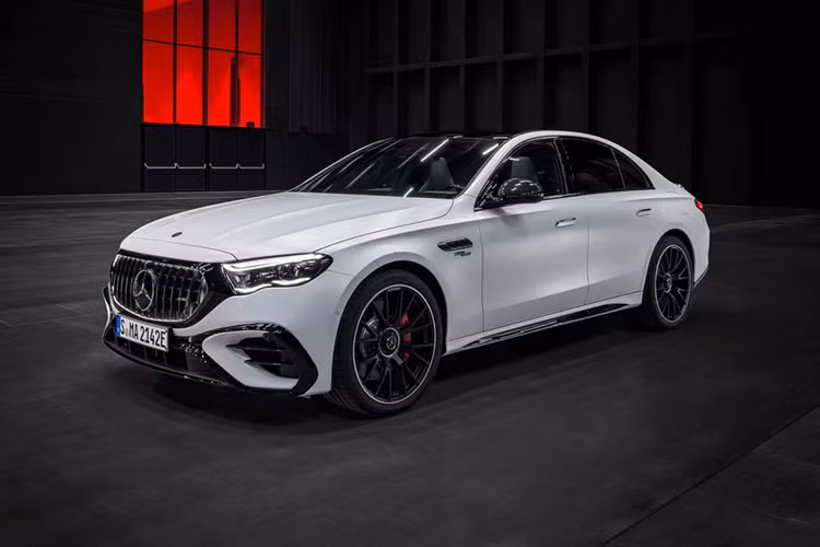 Phần đầu xe nhận được bộ cản trước với 3 hốc gió riêng biệt, mạ crôm mặt ca lăng mới đúng với bản xe siêu sang Mercedes-Maybach S-Class.