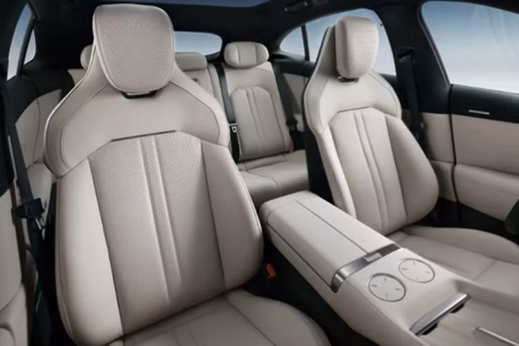 Biến thể YU7 Pro AWD sở hữu 2 motor điện với tổng công suất lên tới 489 mã lực, 690 Nm, cho phép xe đạt vận tốc tối đa 240 km/h. Phiên bản YU7 Max AWD cao cấp nhất được trang bị hai mô tơ cho công suất 681 mã lực và 866 Nm, bản này có tốc độ tối đa 253 km/h.