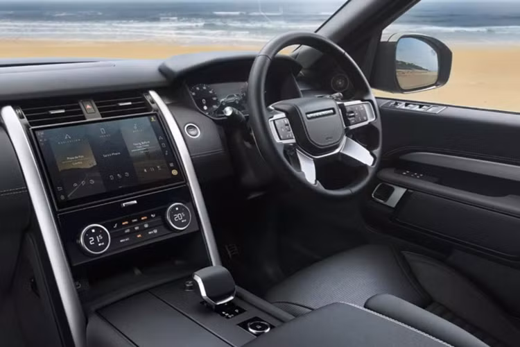 Bên cạnh hai phiên bản đặc biệt, Land Rover cũng công bố một số nâng cấp cho các bản tiêu chuẩn S và Dynamic SE. Mặc dù chưa công bố chi tiết, hãng xác nhận sẽ có thêm tùy chọn mâm 21 và 22 inch mới.