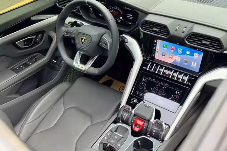 Nếu bạn muốn mua chiếc xe Lamborghini Urus này chỉ cần quan tâm là xe thuộc bản 4 chỗ ngồi, bớt đi 1 chỗ đồng nghĩa hàng ghế sau sẽ có thêm nhiều trang bị hơn, so với xe 5 chỗ. Về độ mới của chiếc Urus đang được rao bán không phải bàn cãi, xe đăng ký tháng 8/2024, và còn chế độ bảo hành đến năm 2027.