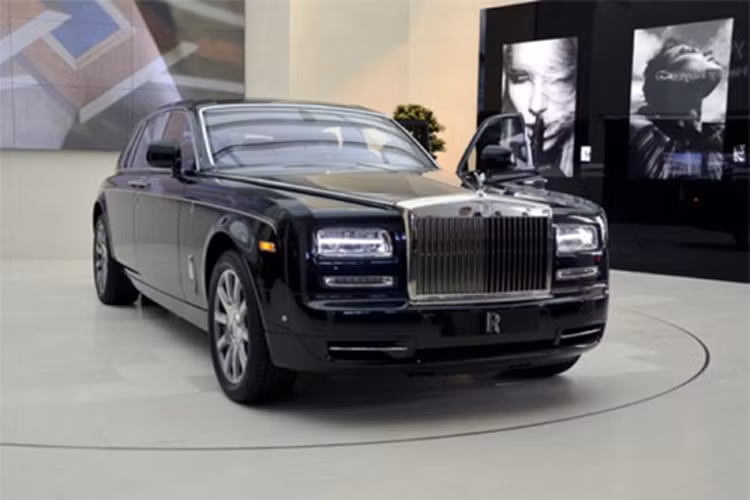 Bên trong cabin, Rolls-Royce vẫn duy trì các nút bấm cơ học, núm xoay kim loại và những chi tiết thủ công có tính thẩm mỹ cao. “Khách hàng của Rolls-Royce muốn chạm vào các núm điều khiển bằng tay, thích cảm giác mát lạnh đọng lại trên các cửa gió điều hòa.