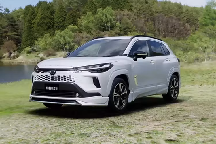 Toyota chưa công bố thông số kỹ thuật chi tiết, chỉ xác nhận phiên bản này sẽ có chế độ Sport độc quyền. Trong khi đó, các phiên bản thông thường của dòng Toyota Corolla Cross 2025 tại Nhật chỉ dùng động cơ hybrid với máy xăng 1.8L nhỏ hơn.