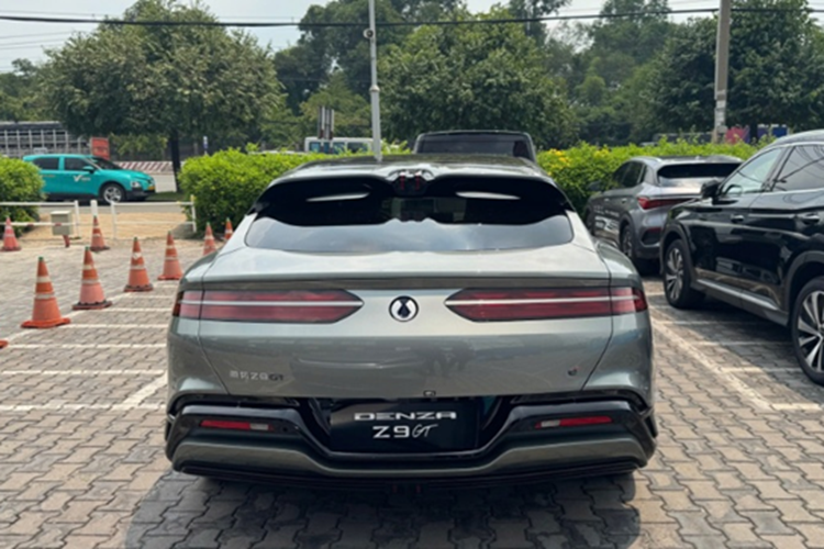 Tại thị trường Trung Quốc, Denza Z9GT dự kiến được bán ra từ quý IV năm nay với mức giá khởi điểm trong khoảng từ 47.900 - 59.200 USD (tương đương khoảng 1,24 - 1,53 tỷ đồng).