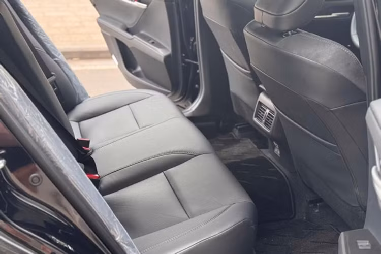 Ra mắt tại Triển lãm Ô tô Việt Nam 2024, Toyota Camry thế hệ mới gần như “lột xác” từ thiết kế ngoại thất, nội thất cho đến nền tảng khung gầm. Kiểu dáng của xe trẻ trung hơn đáng kể so với các thế hệ trước, hướng tới nhóm khách hàng năng động và trẻ tuổi hơn.