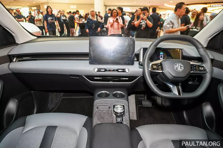 Mẫu xe này có thể dùng sạc chậm AC 7 kW hoặc sạc nhanh DC 120 kW. Riêng bản Lux có thể sạc nhanh DC với công suất 150 kW, cho phép sạc từ 10% đến 80% trong 26 phút. Ngoài ra, xe còn có tính năng Vehicle-to-Load (V2L) để cấp điện cho thiết bị bên ngoài xe. Hệ thống phanh tái sinh năng lượng (KERS) và chế độ lái một bàn đạp cũng được trang bị cho mẫu xe này.