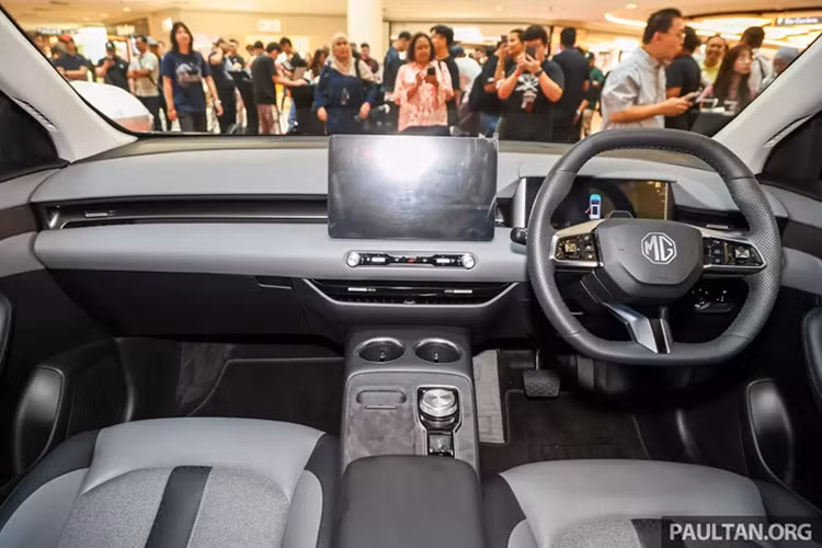 Mẫu xe này có thể dùng sạc chậm AC 7 kW hoặc sạc nhanh DC 120 kW. Riêng bản Lux có thể sạc nhanh DC với công suất 150 kW, cho phép sạc từ 10% đến 80% trong 26 phút. Ngoài ra, xe còn có tính năng Vehicle-to-Load (V2L) để cấp điện cho thiết bị bên ngoài xe. Hệ thống phanh tái sinh năng lượng (KERS) và chế độ lái một bàn đạp cũng được trang bị cho mẫu xe này.