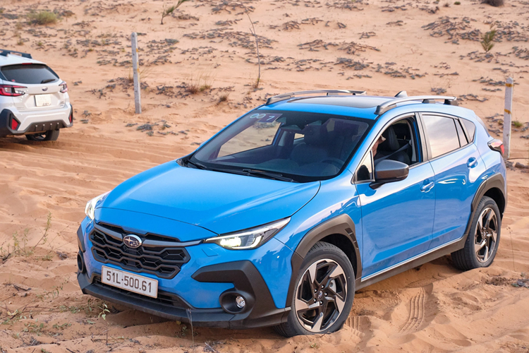 Màn hình cảm ứng trung tâm 11,6 inch, cửa sổ trời chỉnh điện chống kẹt/chỉnh độ nghiêng và điều hòa tự động 2 vùng độc lập. Nằm bên dưới nắp ca-pô của mẫu SUV cỡ B này là 2 tùy chọn động cơ. Đầu tiên là động cơ xăng Boxer 4 xi-lanh, dung tích 2.0L, tạo ra công suất tối đa 154 mã lực và mô-men xoắn cực đại 196 Nm.