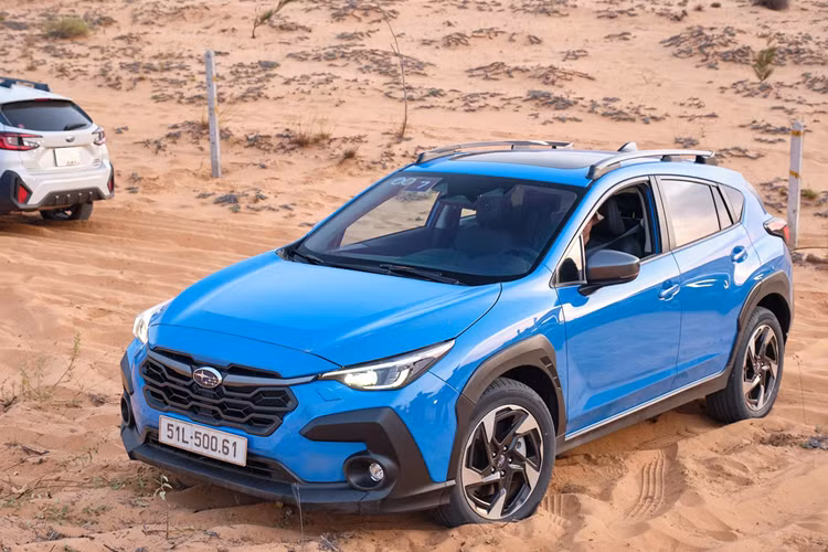 Màn hình cảm ứng trung tâm 11,6 inch, cửa sổ trời chỉnh điện chống kẹt/chỉnh độ nghiêng và điều hòa tự động 2 vùng độc lập. Nằm bên dưới nắp ca-pô của mẫu SUV cỡ B này là 2 tùy chọn động cơ. Đầu tiên là động cơ xăng Boxer 4 xi-lanh, dung tích 2.0L, tạo ra công suất tối đa 154 mã lực và mô-men xoắn cực đại 196 Nm.