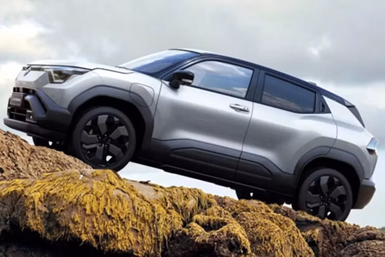Mặc dù sử dụng lại tên gọi “Vitara” của dòng SUV nổi tiếng của Suzuki trong quá khứ nhưng eVitara lại không chia sẻ nền tảng hay thiết kế với mẫu Grand Vitara (ra mắt năm 2022) hay Vitara thế hệ cũ (đã bán từ năm 2014). Thay vào đó, mẫu SUV điện này phát triển trên nền tảng Heartect-e chuyên biệt dành cho xe thuần điện.
