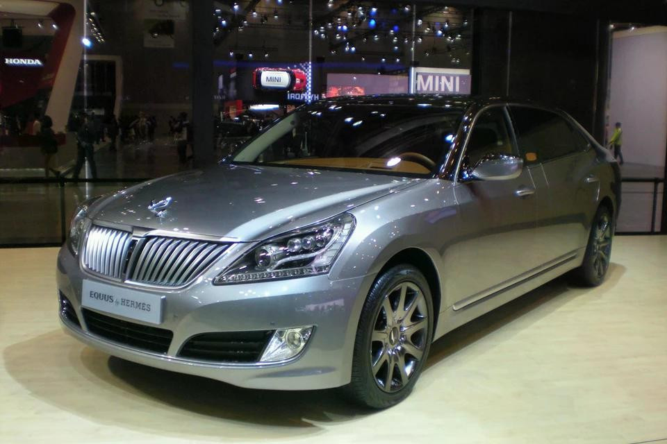 Ra mắt vào năm 1999, Hyundai Equus là mẫu sedan cỡ lớn đến từ Hàn Quốc. Trong tiếng Latin, "Equus" có nghĩa là "con ngựa". Tuy nhiên, dòng xe này đã dừng sản xuất từ năm 2016 và được thay thế bởi Genesis G90.