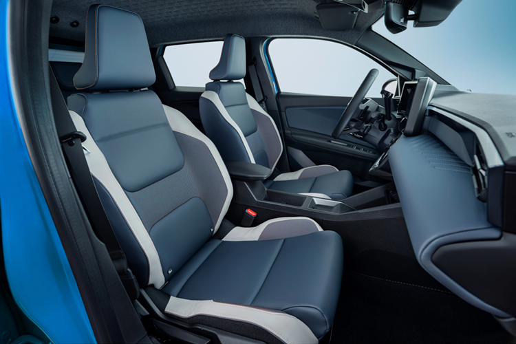 Tương tự như Renault 5 E-Tech, Nissan Micra có chiều dài cơ sở 2,54m, chiều dài chưa đến 4m và chiều động 1,8m. Xe có ngoại hình lấy cảm hứng từ mẫu xe ý tưởng Concept 20-23. Thân hình gọn gàng với đèn ban ngày tròn ấn tượng, bao quanh đèn pha hình chữ nhật.