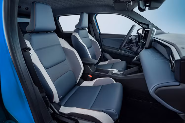 Tương tự như Renault 5 E-Tech, Nissan Micra có chiều dài cơ sở 2,54m, chiều dài chưa đến 4m và chiều động 1,8m. Xe có ngoại hình lấy cảm hứng từ mẫu xe ý tưởng Concept 20-23. Thân hình gọn gàng với đèn ban ngày tròn ấn tượng, bao quanh đèn pha hình chữ nhật.