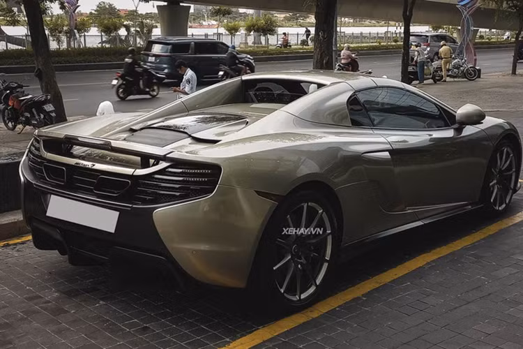 Siêu xe mui trần hàng hiếm này được trang bị hộp số tự động ly hợp kép 7 cấp và có thời gian tăng tốc từ vị trí xuất phát lên 100 km/h chỉ trong thời gian 3 giây trước khi đạt vận tốc tối đa 328 km/h.