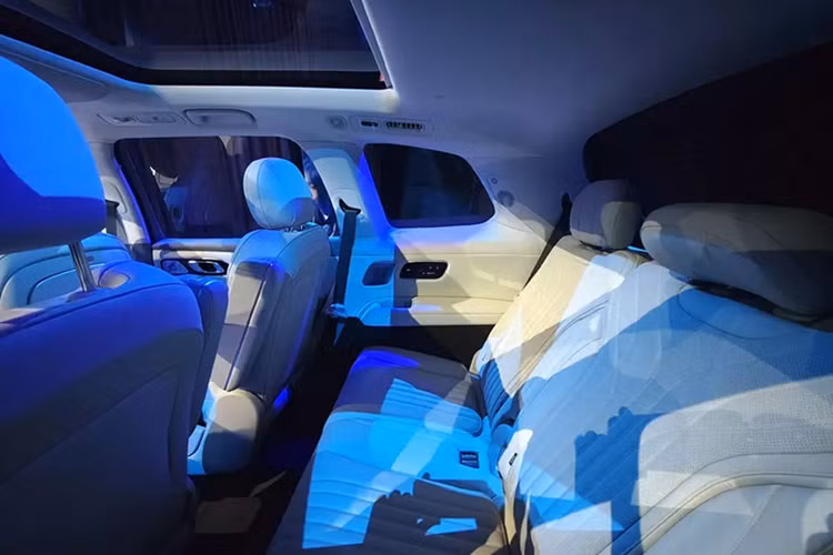 Điểm nhấn bên trong xe bao gồm màn hình cảm ứng trung tâm có kích thước lên đến 30 inch, kéo dài tới trước ghế phụ lái. Thêm vào đó là bảng đồng hồ kỹ thuật số nhỏ gọn, màn hình hiển thị thông tin kính lái HUD và màn hình treo trên trần để hành khách phía sau giải trí.