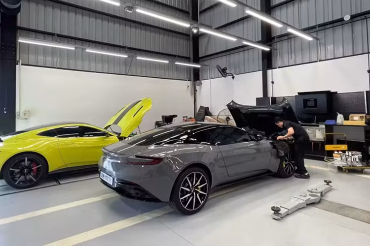 Có 1 chiếc xe Aston Martin DB11 V8 mặc dù sở hữu màu sơn độc, chạy rất ít nhưng lại liên tục bị bán đi, đó là xe sở hữu màu China Grey. chỉ trong 5 tháng qua, xe liên tục đổi chủ 5 lần, trong đó có 2 khách hàng là tìm mua thật sự, còn lại là các thương lái thay nhau mua đi bán lại.