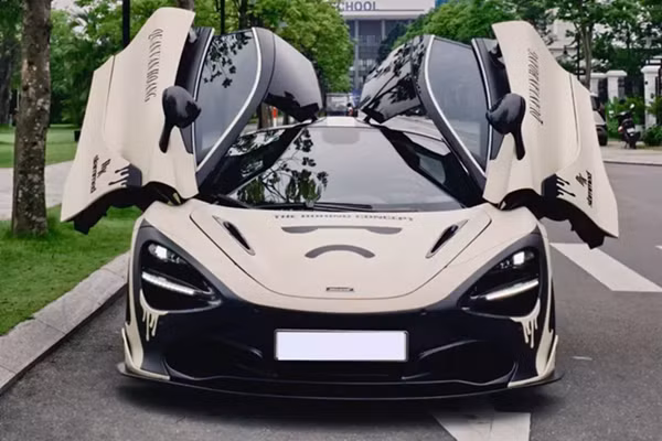 Một chiếc siêu xe McLaren 720S xuất hiện tại trạm xăng ở quận Long Biên, Hà Nội đã thu hút sự quan tâm của giới mê xe trong nước, lý do là xe mang màu áo rất lạ mắt cùng body kit độ TopCar Design ấn tượng.