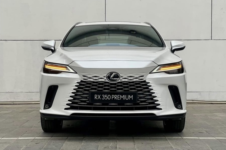 Về thiết kế ngoại thất, RX 350h không có nhiều khác biệt so với bản RX 350 thuần xăng. Điểm nhận diện rõ nhất là logo “h” nhỏ phía sau – dấu hiệu đặc trưng của dòng xe hybrid.
