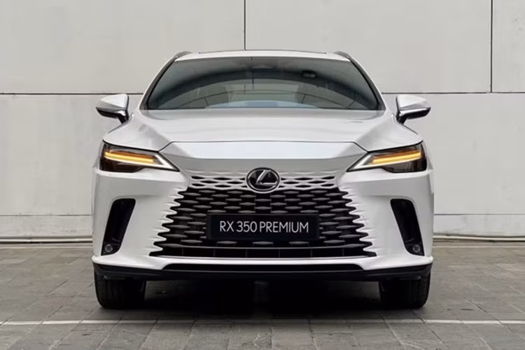 Về thiết kế ngoại thất, RX 350h không có nhiều khác biệt so với bản RX 350 thuần xăng. Điểm nhận diện rõ nhất là logo “h” nhỏ phía sau – dấu hiệu đặc trưng của dòng xe hybrid.