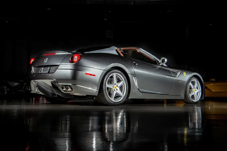 Tăng tốc từ 0-100 km/h chỉ mất 3,6 giây, trong khi tốc độ tối đa đạt tới 325 km/h. Tuy nhiên, đây không chỉ đơn thuần là chiếc 599 GTB mui trần. Chiều cao gầm của SA Aperta thấp hơn 100 mm so với bản tiêu chuẩn, xe trang bị thanh chống lật phía sau dày hơn cùng hệ thống giảm xóc chủ động được tinh chỉnh lại.