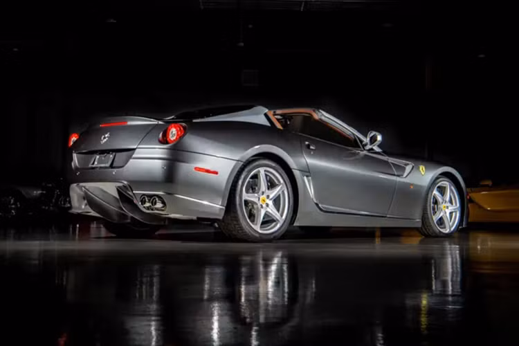 Tăng tốc từ 0-100 km/h chỉ mất 3,6 giây, trong khi tốc độ tối đa đạt tới 325 km/h. Tuy nhiên, đây không chỉ đơn thuần là chiếc 599 GTB mui trần. Chiều cao gầm của SA Aperta thấp hơn 100 mm so với bản tiêu chuẩn, xe trang bị thanh chống lật phía sau dày hơn cùng hệ thống giảm xóc chủ động được tinh chỉnh lại.