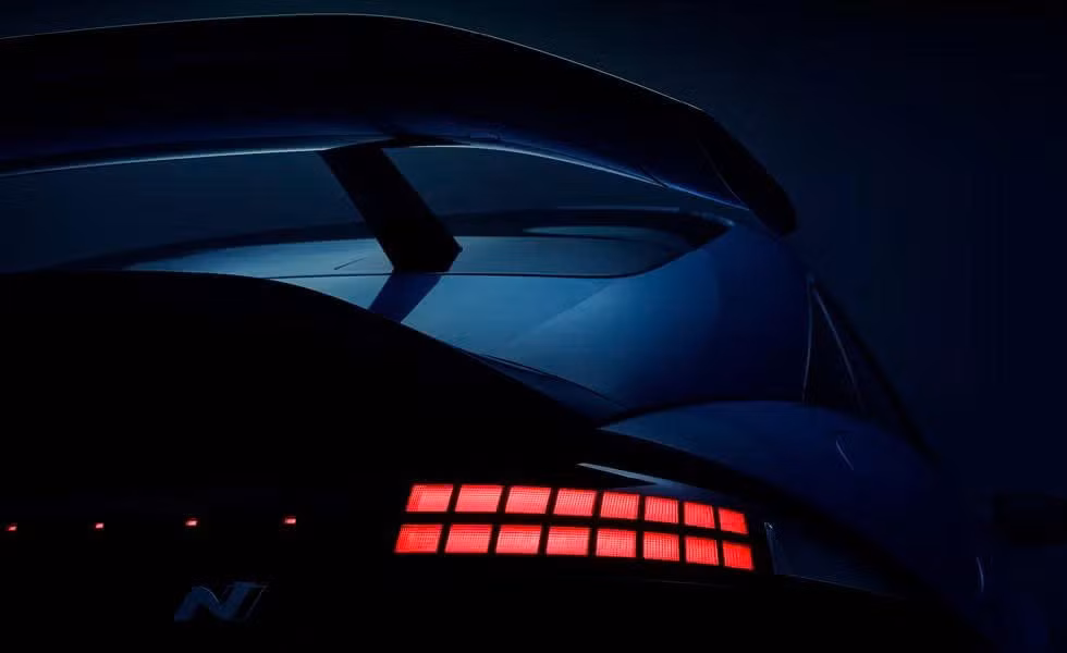 Theo kế hoạch, Ioniq 6 N sẽ bắt đầu bán ra từ 2026, nhắm đến các thị trường như Mỹ, châu Âu và Úc, cạnh tranh trực tiếp với Tesla Model 3 Performance, Polestar 2 BST và BMW i4 M50.