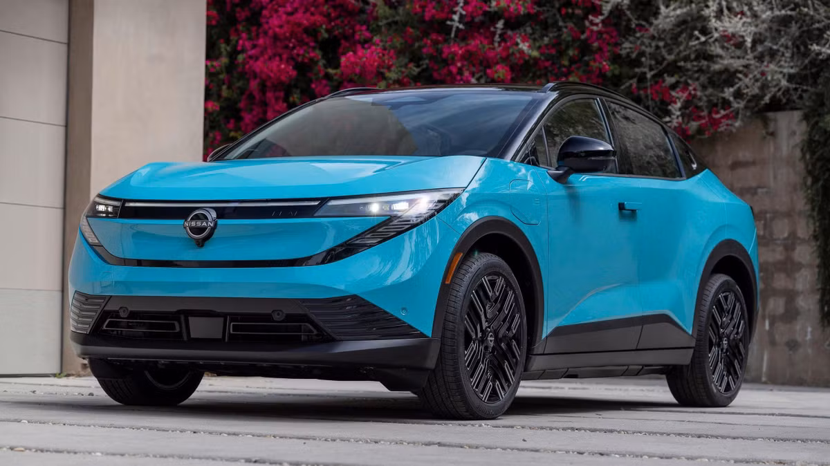 Không còn là chiếc hatchback hiền lành của ngày hôm qua, Nissan Leaf 2026 đã chọn một con đường hoàn toàn mới, mạnh mẽ hơn, hiện đại hơn, và đặc biệt là không còn bị xem là “kẻ chạy sau” trong cuộc đua xe điện.