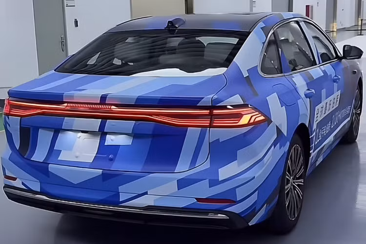 Động cơ EM-i hybrid kết hợp giữa máy xăng 1.5L và motor điện cho công suất 257 mã lực hoặc biến thể PHEV (máy 1.5L turbo và motor điện), sản sinh tổng công suất 380 mã lực, mô men xoắn cực đại 605 Nm.