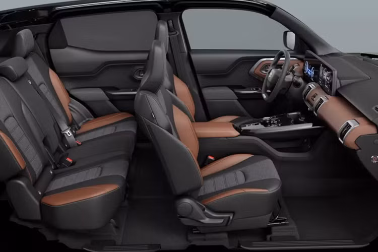 Bên dưới cụm điều khiển trung tâm là ngăn chứa đồ và cổng USB. Những trang bị đáng chú ý của xe gồm có hệ thống đèn LED, vành 18-19 inch (tùy phiên bản), sấy gương chiếu hậu, ghế bọc da pha nỉ, ghế lái chỉnh điện 10 hướng, làm mát ghế trước, bảng đồng hồ kỹ thuật số 10,25 inch