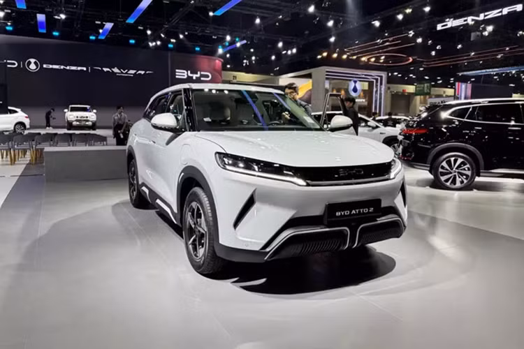 Kể từ khi ra mắt thị trường Việt Nam vào giữa năm 2024, thương hiệu BYD của Trung Quốc đã liên tục bổ sung xe cho danh mục sản phẩm của mình. Sau Sealion 6 và Sealion 8 ra mắt vào hồi tháng 4/2025, BYD chuẩn bị tung ra thêm một mẫu xe mới nữa ở Việt Nam, đó là Atto 2.