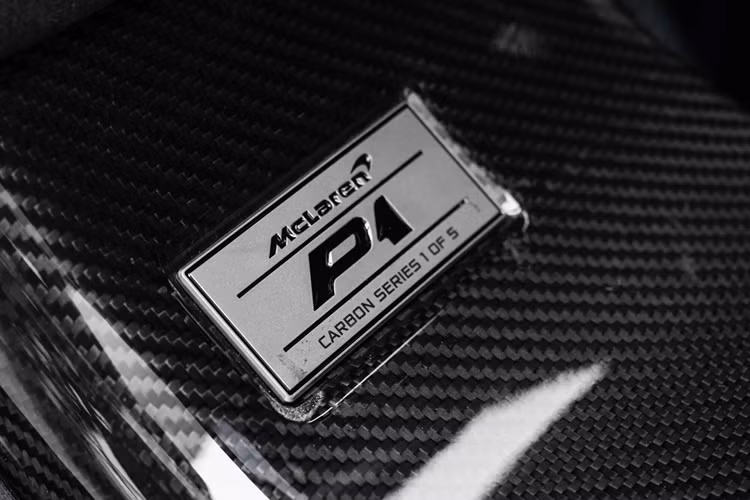 McLaren P1 có tổng cộng 375 chiếc được sản xuất, chưa tính phiên bản dành cho đường đua. Trong đó hiếm nhất là P1 Carbon Series chỉ được sản xuất 5 chiếc trên toàn thế giới.