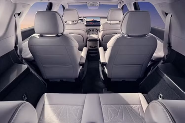 Về các tính năng hỗ trợ lái thông minh, N8L sẽ sở hữu hệ thống “God’s Eye B” (DiPilot 300) với cảm biến LiDAR gắn trên nóc, hỗ trợ lái trên cả đường nội đô và cao tốc. Denza N8L được trang bị hệ truyền động hybrid sạc điện (PHEV) gồm động cơ xăng tăng áp, dung tích 2.0L và 3 mô-tơ điện.