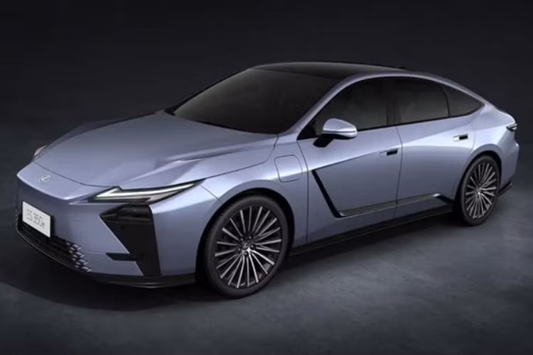 Lần đầu tiên, Lexus ES cũng có phiên bản thuần điện mang tên ES 350e và ES 500e. Phiên bản ES 350e sở hữu hệ dẫn động cầu trước và công suất tối đa 221 mã lực. Trong khi đó, ES 350e dùng hệ dẫn động 4 bánh và mạnh 338 mã lực cùng pin 75 kWh.