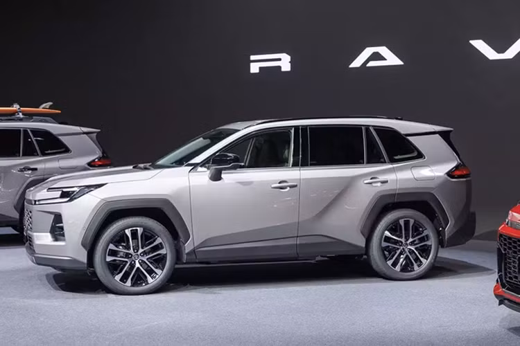 Ở phong cách Core, mẫu SUV cỡ C này được áp dụng thiết kế đầu xe "cá mập đầu búa" mới, giống các mẫu xe gần đây của Toyota như Crown hay Prius. Trong đó, lưới tản nhiệt được thiết kế không viền và sơn cùng màu thân xe, tạo cảm giác liền mạch với cản trước.