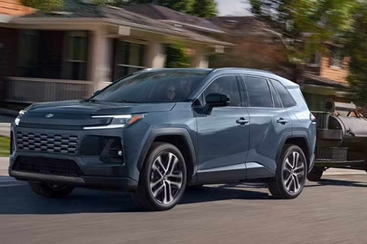 Tuy nhiên, chiều cao được nâng lên đôi chút, giúp tăng khoảng sáng gầm và cải thiện khả năng quan sát. Về ngoại hình, RAV4 thế hệ mới vẫn giữ lại vóc dáng đặc trưng nhưng gia tăng yếu tố hiện đại và thể thao.