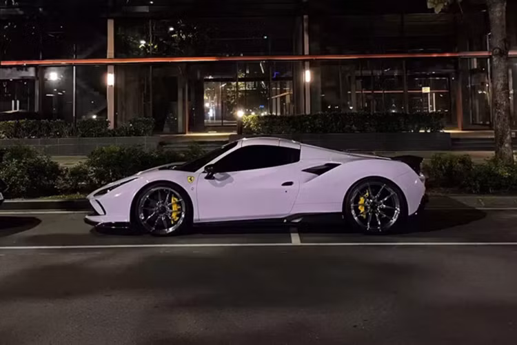 Phần mui xếp cứng trên siêu xe mui trần Ferrari F8 Spider có thể đóng hoặc mở ngay cả khi xe đang lăn bánh, nhưng hãng siêu xe Ý vẫn khuyến khích khách hàng làm điều này khi tốc độ của xe dưới 50 km/h và bầu trời nhẹ gió. Điều này giúp chiếc mui xếp cứng của siêu xe mui trần Ferrari F8 Spider hoạt động hoàn hảo hơn.