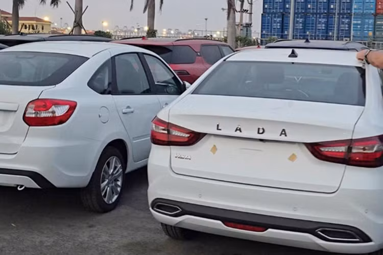 Được biết đến như một trong những biểu tượng off-road của Nga, Lada Niva sở hữu hệ dẫn động 4 bánh bán thời gian, động cơ 1.7L và hộp số sàn 5 cấp. Với mức giá khởi điểm dự kiến từ 390 triệu đồng, Niva trở thành lựa chọn SUV giá rẻ hiếm hoi có thể chạy địa hình thực thụ.