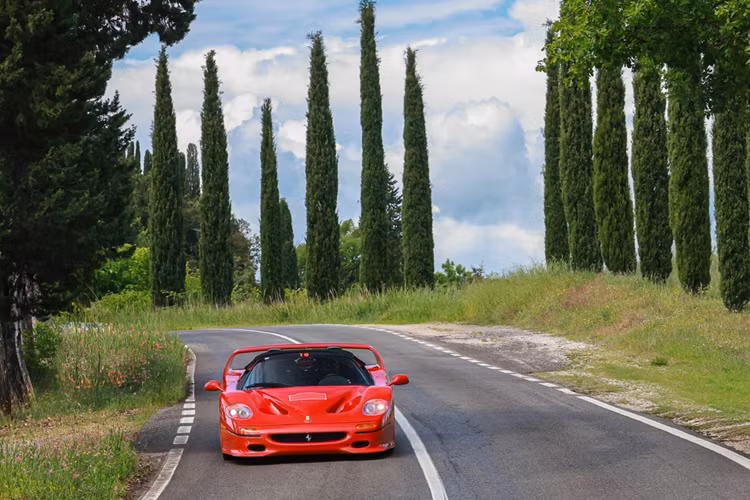 Quảng trường Palazzo Pubblico tại Siena như thường lệ là điểm tập trung trong các hành trình Legacy Tour và di chuyển qua những con phố cổ mang tính lịch sử. Các thành viên tham gia cũng ghé thăm nhà máy Ferrari ở Maranello, Italy, nơi xuất xưởng các mẫu xe Ferrari và 349 chiếc F50 (từ năm 1995-1997).