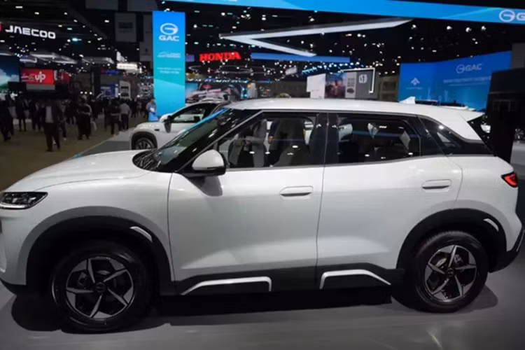 Đây là mẫu xe đã lần đầu tiên ra mắt thị trường toàn cầu vào hồi tháng 2/2024 đồng thời được định vị giữa BYD Dolphin và Atto 3. Nằm trong phân khúc SUV cỡ B, BYD Atto 2 sở hữu kích thước dài x rộng x cao lần lượt 4.310 x 1.830 x 1.675 mm và chiều dài cơ sở 2.620 mm.