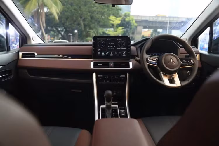 Ngoài ra, cả hai phiên bản còn được trang bị tính năng Active Yaw Control (AYC) - hệ thống kiểm soát lực phanh từng bánh trước khi vào cua, giúp tăng độ ổn định thân xe và hỗ trợ lái chính xác hơn. Về vận hành, Mitsubishi tiếp tục được trang bị khối động cơ xăng 1.5L 4 xi-lanh, sản sinh công suất 105 mã lực và mô-men xoắn cực đại 141 Nm.