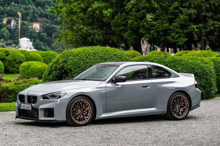 BMW M2 CS mới có cánh gió đuôi vịt tích hợp và nắp cốp xe với nhựa và sợi carbon. Khuếch tán gió phía sau được làm lớn.