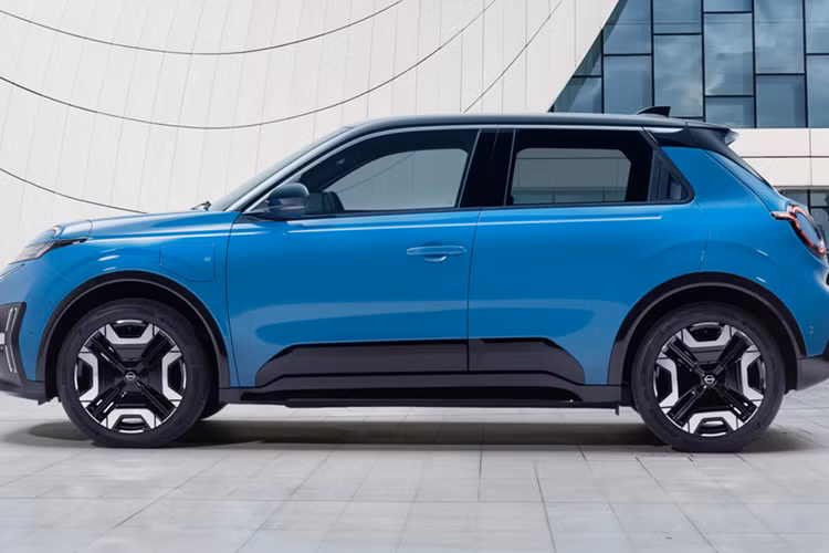 Micra sẽ hỗ trợ sạc nhanh DC ở mức tối đa 100 kW (pin 52 kWh) hoặc 80 kW (pin 40 kWh), với trạng thái sạc 15-80% mất 30 phút. Ngoài ra còn có hệ thống vehicle-to-load (V2L) để cấp nguồn cho các thiết bị bên ngoài.