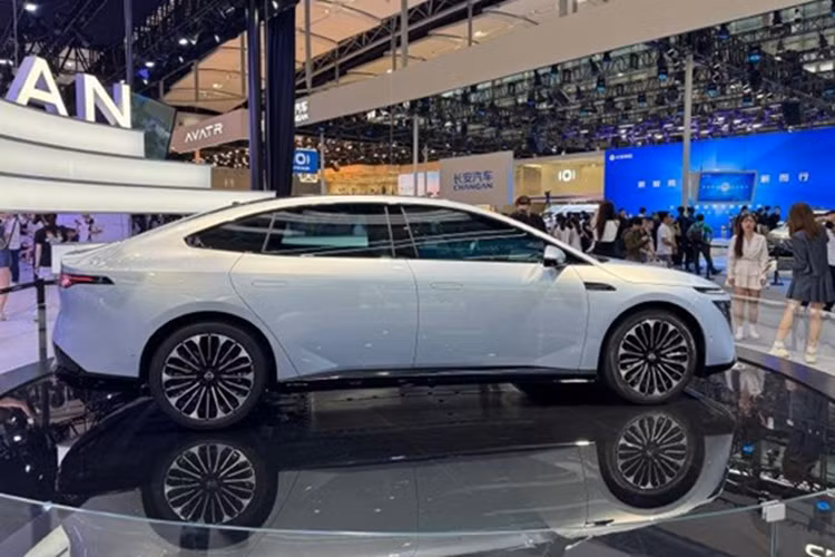 Tuy nhiên, một số chi tiết nổi bật như cửa cắt kéo kiểu Lamborghini của Dongfeng eπ 007 không xuất hiện trên Nissan N7. Dù sao thì hầu hết người dùng có lẽ cũng sẽ không bận tâm đến việc N7 chỉ dùng cửa thông thường. N7 là một mẫu xe Nissan có thiết kế rất khác biệt.