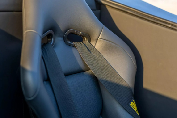 Tuy nhiên, để phù hợp với phong cách Batman, ngoại thất của xe đã được tái thiết kế hoàn toàn: từ màu sơn chủ đạo, chất liệu thân xe đều được thay đổi nhằm thể hiện đúng tinh thần "bóng đêm".