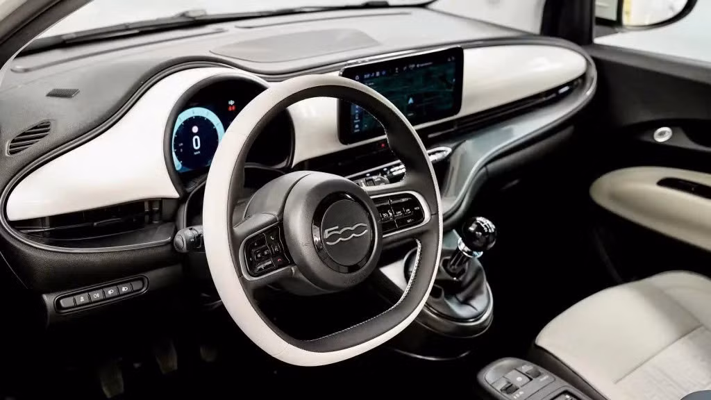 Fiat 500 Hybrid sẽ có mức giá khởi điểm từ 17.000 EUR (khoảng 20.000 USD), mở ra cơ hội sở hữu một chiếc xe tiết kiệm nhiên liệu và thân thiện với môi trường cho nhiều đối tượng khách hàng.