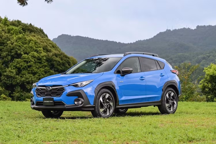 Subaru Crosstrek hiện là mẫu SUV cỡ B đắt bậc nhất phân khúc. Ngay cả giá bán sau ưu đãi, dao động từ 999 triệu đến 1,129 tỷ đồng của Subaru Crosstrek, vẫn cao hơn nhiều mẫu SUV cỡ C như Mazda CX-5, Hyundai Tucson, Ford Territory hay chính người anh em cùng thương hiệu là Forester.