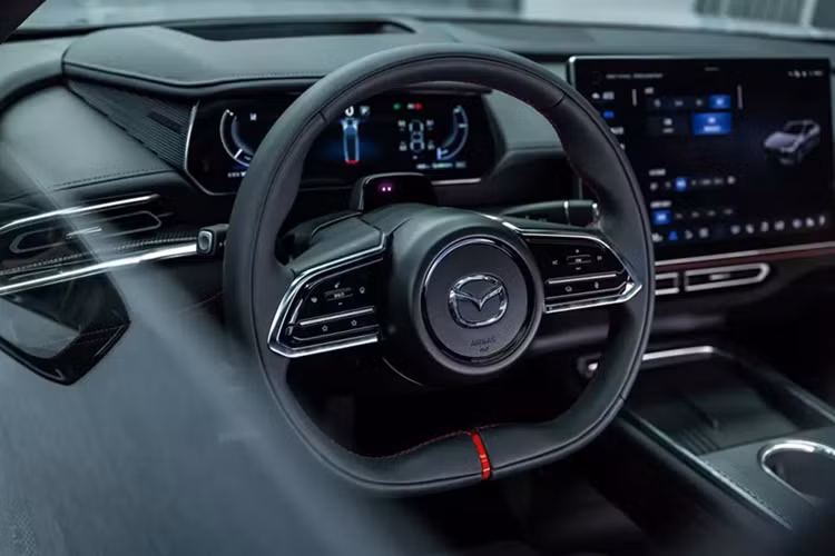 Cũng như bản thường, Mazda EZ-6 Sports Edition được phát triển dựa trên cơ sở gầm bệ của hãng xe Trung Quốc Changan. Điều này không có gì lạ vì xe vốn là sản phẩm do liên doanh Changan-Mazda phát triển. Xe sở hữu kích thước dài x rộng x cao lần lượt 4.921 x 1.890 x 1.485 mm và chiều dài cơ sở 2.895 mm.