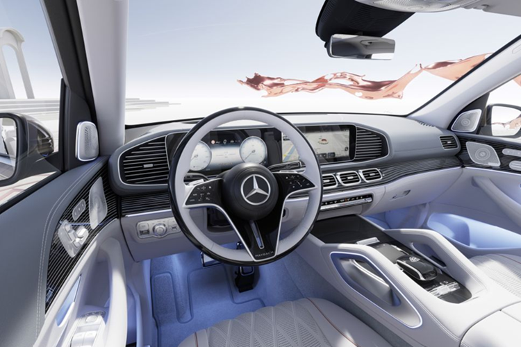 Dưới nắp capo, GLS 450 2025 được trang bị động cơ I6 3.0L tăng áp, nhưng được điều chỉnh để đạt công suất 375 mã lực, tăng nhẹ so với bản tiền nhiệm. Theo chia sẻ từ đại lý, hộp số tự động 9 cấp đi kèm cũng đã được nâng cấp nhằm cải thiện độ mượt mà khi sang số, hứa hẹn mang lại trải nghiệm vận hành êm ái và mạnh mẽ hơn.